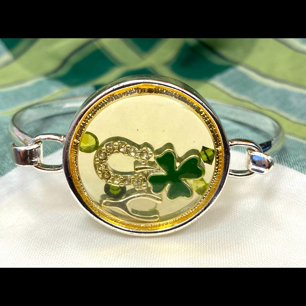 All the luck. Adorable clasp bracelet with encapsulated charms.